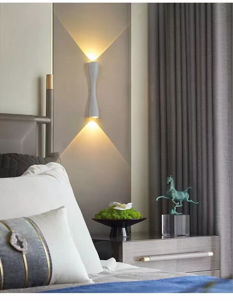 Outdoor wall lamp